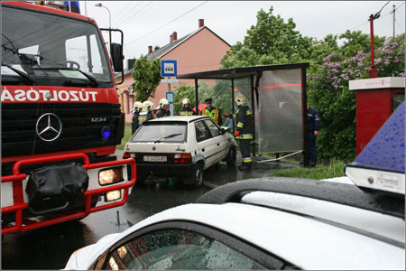 Baleset, Skoda hajtott a buszmegállóba.